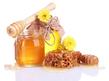 Tatlım, peteğin ve ahşap drizzler üzerinde beyaz izole iki kavanoz