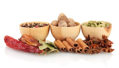 Küçük Hindistan cevizi ve üzerinde beyaz izole diğer baharatlar