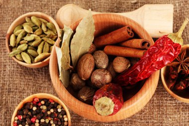 Küçük Hindistan cevizi ve diğer baharatlar çul zemin üzerine