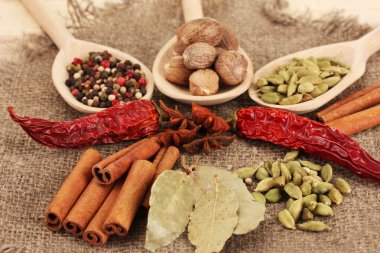 Küçük Hindistan cevizi ve diğer baharatlar çul zemin üzerine