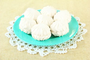 açık renkli renkli plaka üzerinde Marshmallows