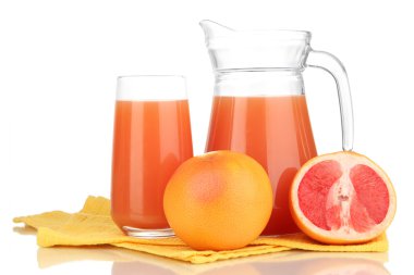 tam cam ve greyfurt suyu ve greyfurt üzerinde beyaz izole kabı