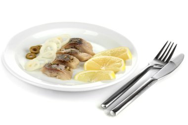 ringa balığı ve plaka üzerinde beyaz izole limon yemek