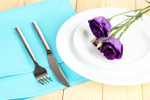 Louça de mesa com flor em guardanapo brilhante close-up — Fotografia de Stock