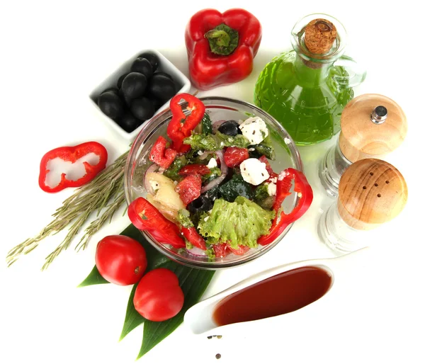 ガラスのボウルを白で隔離される料理の食材に囲まれて新鮮なギリシャ サラダ — ストック写真