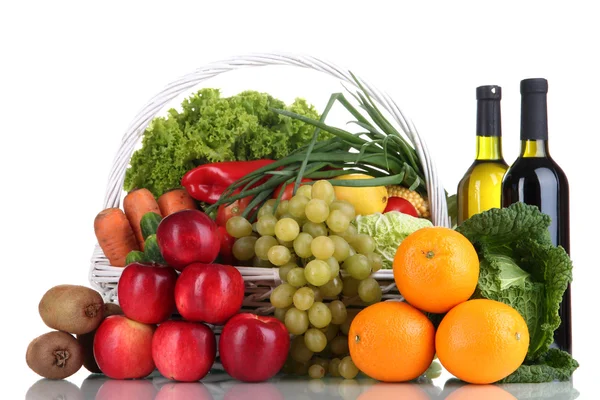 Composizione con verdure e frutta in cesto di vimini isolato su bianco — Foto Stock