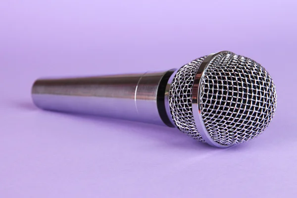 Silbernes Mikrofon auf lila Hintergrund — Stockfoto
