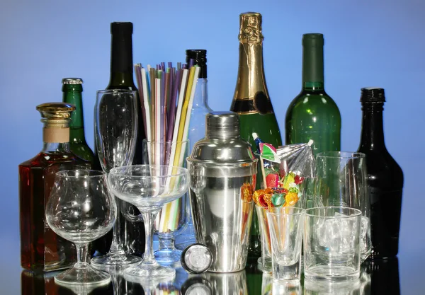 Collection de divers verres et boissons sur fond de couleur — Photo