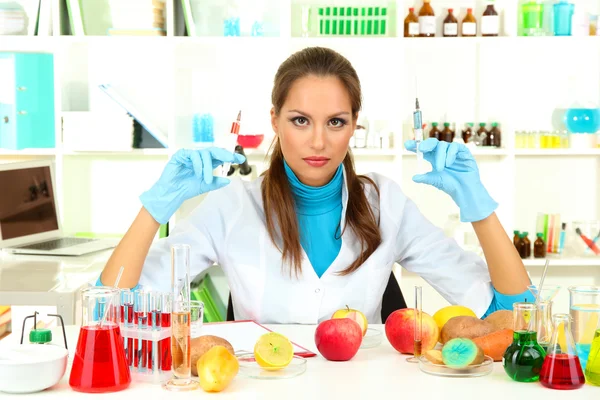 Jovem cientista em laboratório — Fotografia de Stock