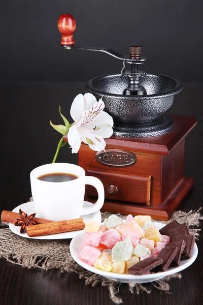 Tasse de café avec rahat délice et moulin à café sur table en bois — Photo