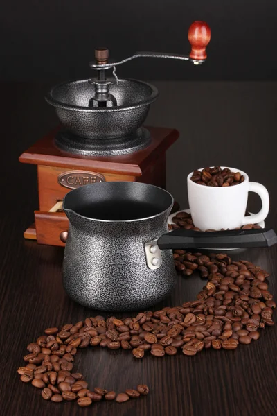 Kávéfőző és kávédarálóban barna asztal — Stock Fotó