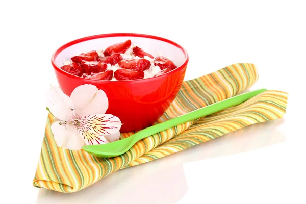 Cottage kaas in rode kom met gesneden aardbeien op witte geïsoleerd — Stockfoto