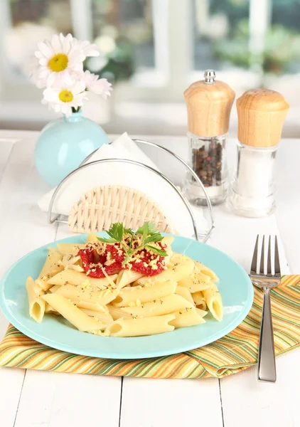 Rigatoni plato de pasta con salsa de tomate en la mesa de madera blanca en la cafetería —  Fotos de Stock
