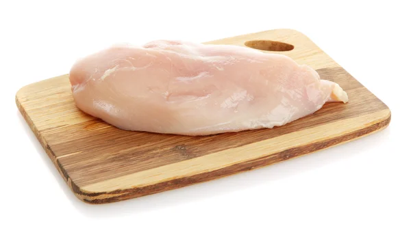 Viande de poulet crue sur planche à découper, isolée sur blanc — Photo