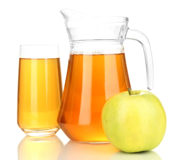 Vaso lleno y jarra de zumo de manzana y manzana aislados en blanco — Foto de Stock