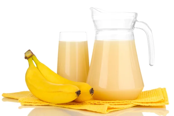 Vetro pieno e brocca di succo di banana e banane isolate su bianco — Foto Stock