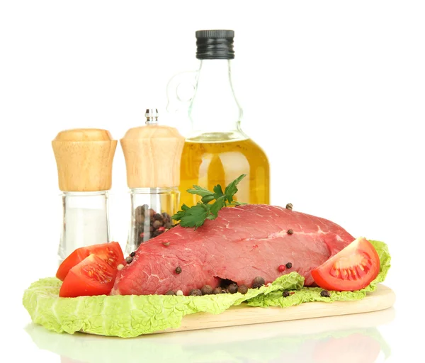 Carne crua de bovino marinada com ervas aromáticas, especiarias e óleo de cozinha, isolada sobre branco — Fotografia de Stock