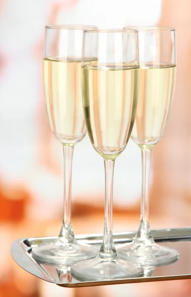 Corporate partij: sprankelende champagne bril op dienblad — Stockfoto