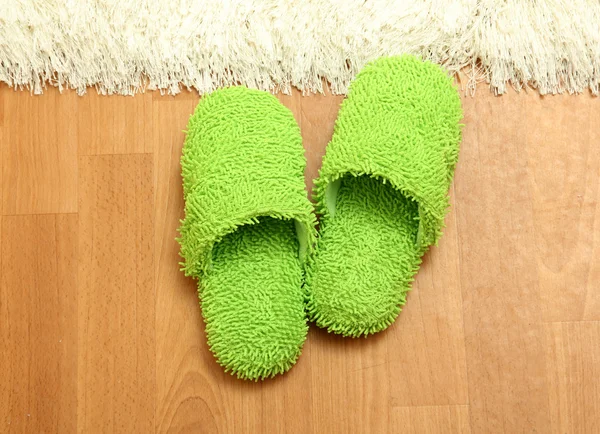 Pantofole luminose, sullo sfondo del pavimento — Foto Stock