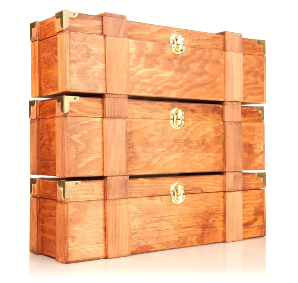 Дерев'яні коробки для вина ізольовані на білому — стокове фото