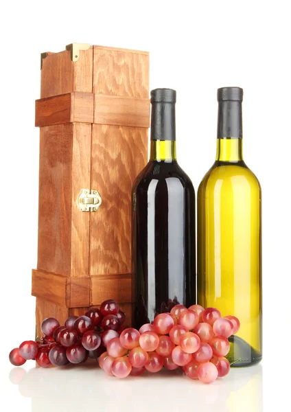 Dřevěné pouzdro s lahví vína, izolované na bílém — Stock fotografie