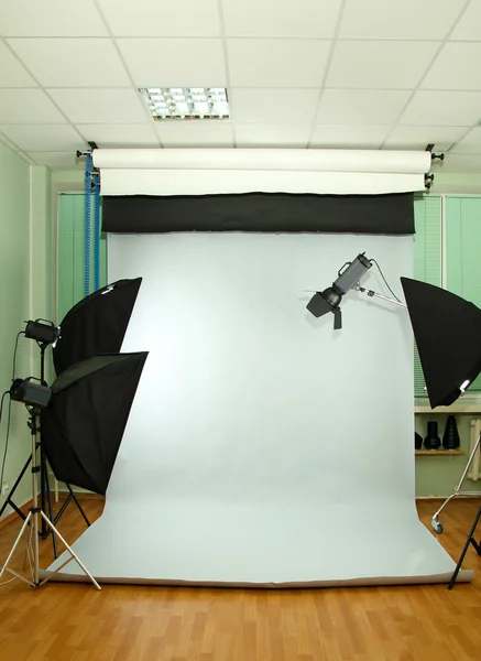 Estúdio de fotografia vazio com equipamento de iluminação — Fotografia de Stock