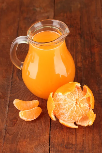 Caraffa piena di succo di mandarino, su fondo di legno — Foto Stock