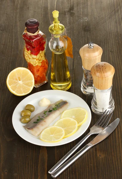 Maträtt av sill och kryddor på träbord närbild — Stockfoto