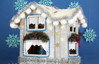 mavi renkli Noel evi dekore edilmiş