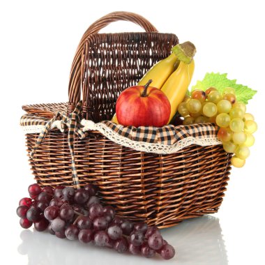 piknik sepeti ile üzerine beyaz izole meyve