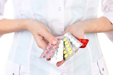 kadın doktor el hapları, üzerinde beyaz izole tutarak yakın çekim