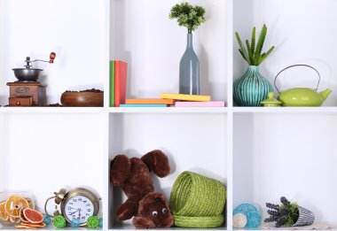 güzel beyaz raf ile dağınık farklı ev ilgili nesneleri