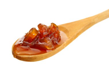 tahta kaşık, üzerinde beyaz izole lezzetli ev yapımı reçel