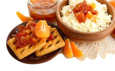 ev yapımı mandalina reçeli, üzerinde beyaz izole kase süzme peynir