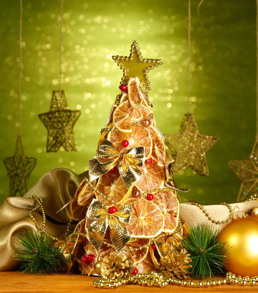 아름 다운 크리스마스 트리 장식, 빛나는 녹색 배경에 건조 레몬의 — 스톡 사진