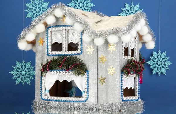 Украшенный рождественский дом на синем фоне — стоковое фото