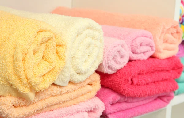 Renkli havlu banyoda raflarda — Stok fotoğraf
