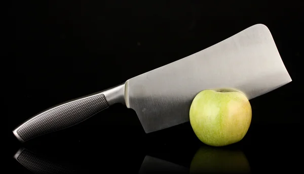 Pomme verte et couteau sur isolé sur noir — Photo