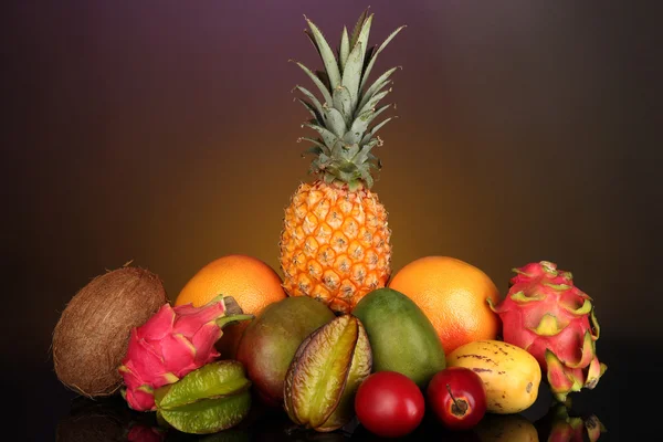 Komposisi buah eksotis pada latar belakang penuh warna — Stok Foto