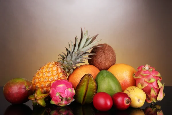 Σύνθεση από εξωτικά φρούτα σε πολύχρωμα φόντο — Φωτογραφία Αρχείου