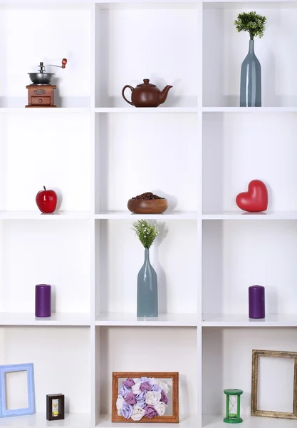 Hermosos estantes blancos con diferentes objetos relacionados con el hogar —  Fotos de Stock