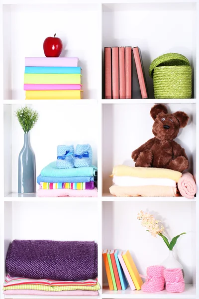 Hermosos estantes blancos con diferentes objetos relacionados con el bebé —  Fotos de Stock