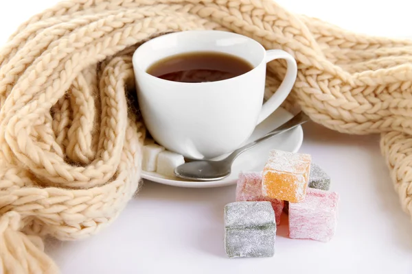 Tasse Tee mit Schal isoliert auf weiß — Stockfoto