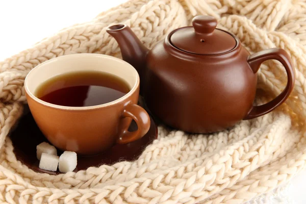 Taza de té con bufanda de cerca — Foto de Stock