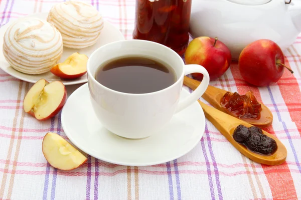 Çay ve ev yapımı reçel, masa örtüsü üzerinde hafif Kahvaltı — Stok fotoğraf