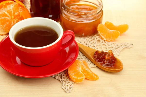 Desayuno ligero con té y mermelada casera, sobre mesa de madera —  Fotos de Stock