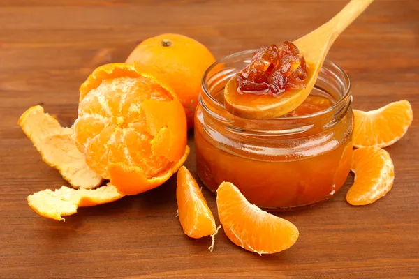 Smaczne domowe mandarine dżem, na drewnianym stole — Zdjęcie stockowe