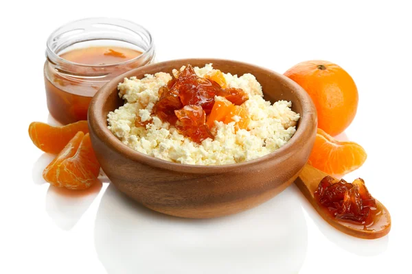 Cottage cheese in bowl with homemade tangerine jam, isolated on white — Stock Photo, Image