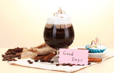 kahve tahta masada kokteyl bardak