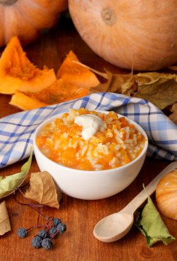 ahşap masa yakın çekim üzerinde beyaz tabak içinde yararlı kabak püresi